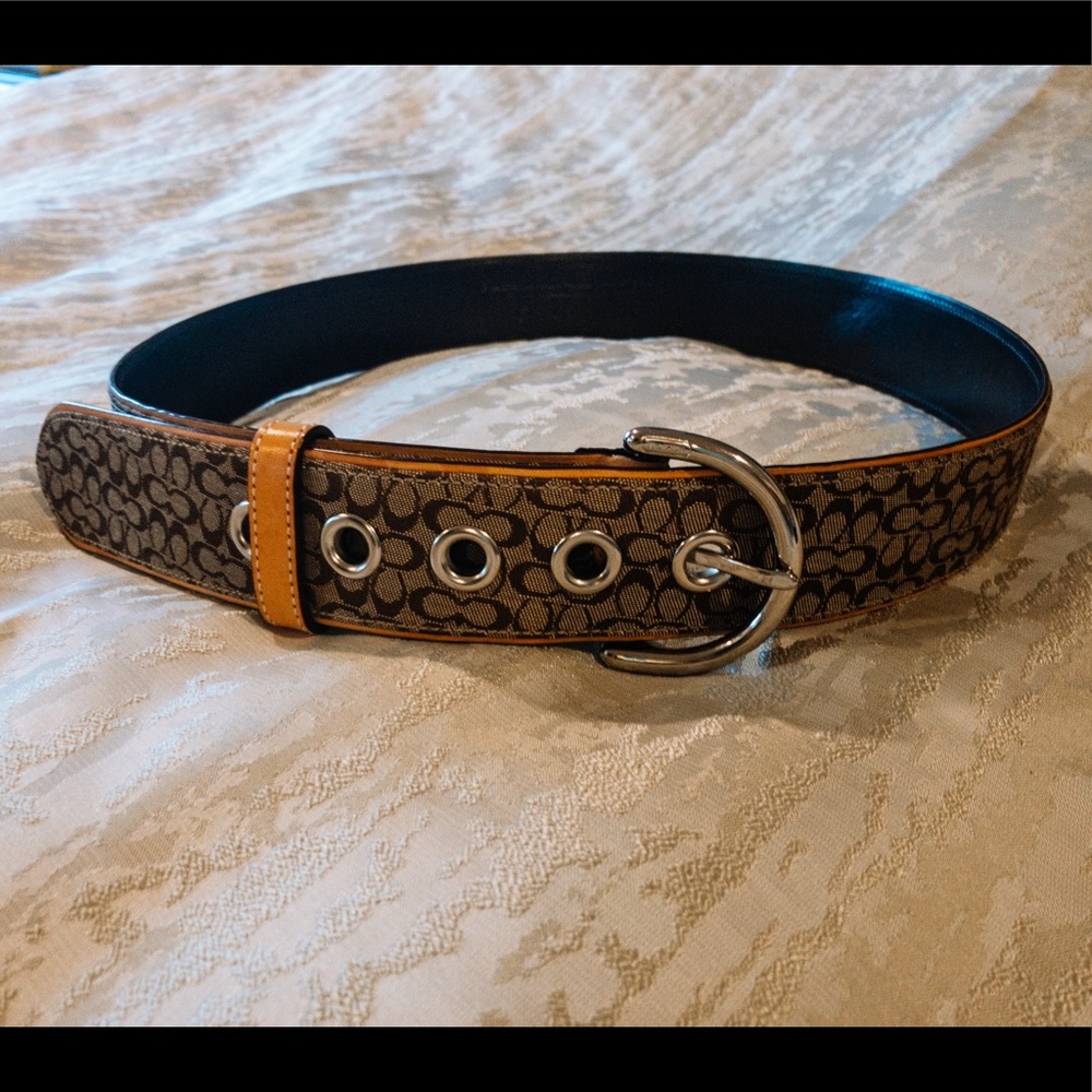 Classic COACH Belt in Signature Canvas - M